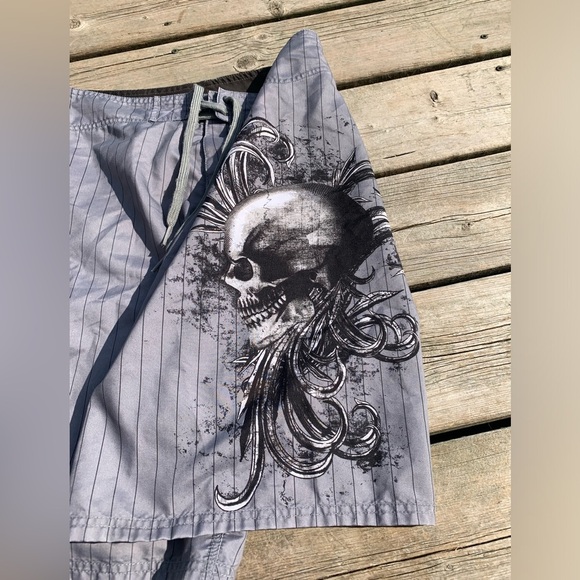 Mossimo Supply Co. Men’s Grey Pinstripe Board Shorts With Skull Graphic Size 36 - Picture 4 of 8